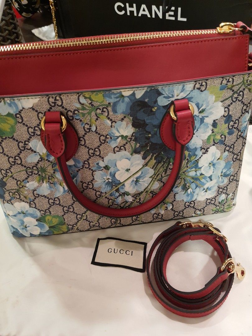 Authentic Gucci Blooms (Category: Luxury Bags & Wallets) located in Quezon City. Submitted by jenserr (Listing ID 1291489760, Image 3). Description: Brand New Never used but smells cabinet. Was bought 2019, then pandemic came. Hindi nagamit width 14inches x ht 10inches.