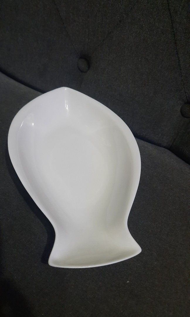 Ceramic fish shaped plater 11x6" (Category: Dinnerware & Cutlery) located in Manila. Submitted by luckycharm_215 (Listing ID 1291474490, Image 1). Description: ceramic white.