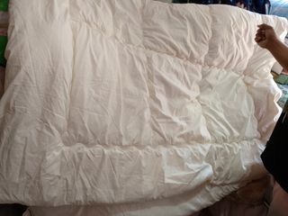 comforter
WHIte n white po yan ha👌 
150x210cm
goods n goods malinis
pwdeng pwde sa Maarte
350.00