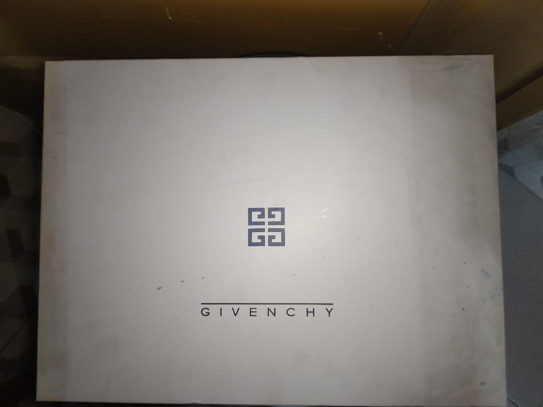 GIVENCHY Bathroom Towel Set (Category: Towels, Napkins & Holders) located in Malolos. Submitted by daisies_collection (Listing ID 1291392435, Image 2). Description: GIVENCHY BATH TOWEL SET BRANDNEW JAPAN 🇯🇵 WITH box.