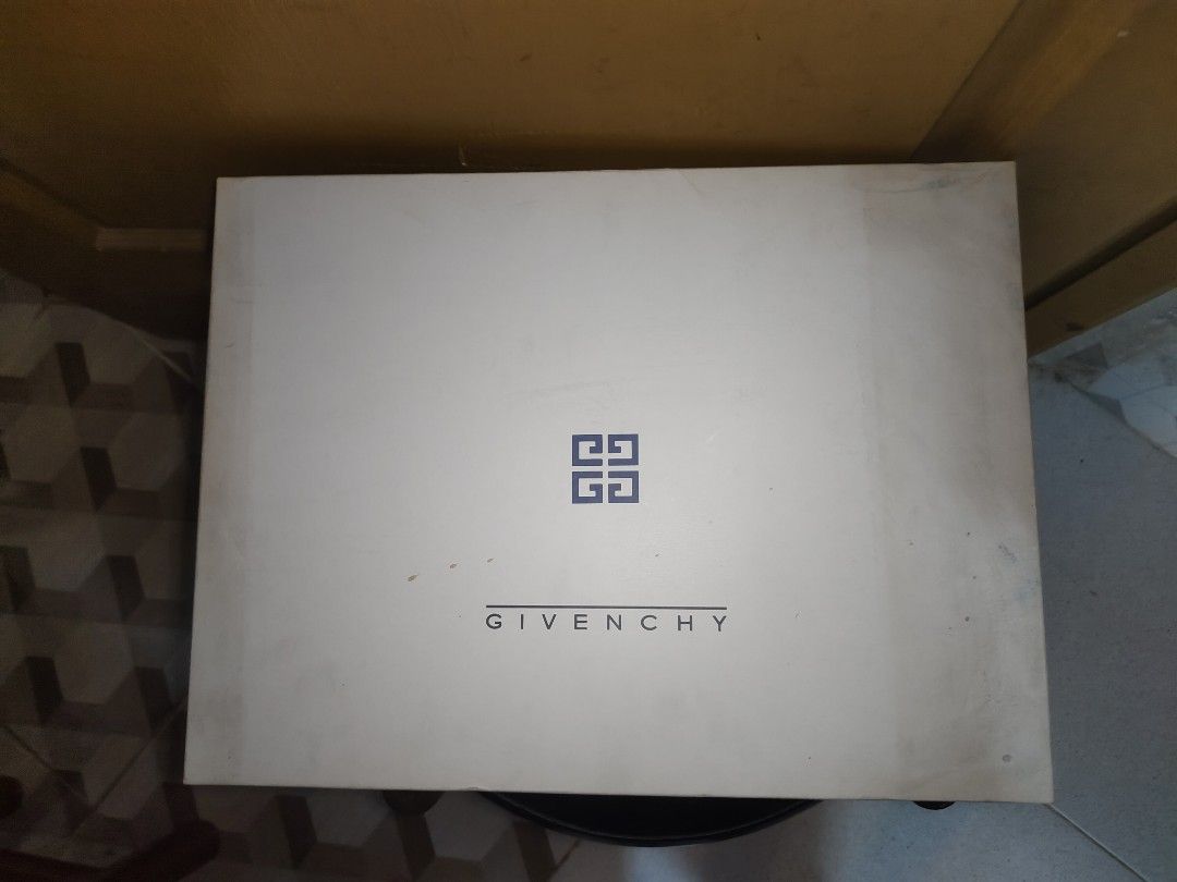 GIVENCHY Bathroom Towel Set (Category: Towels, Napkins & Holders) located in Malolos. Submitted by daisies_collection (Listing ID 1291392435, Image 3). Description: GIVENCHY BATH TOWEL SET BRANDNEW JAPAN 🇯🇵 WITH box.