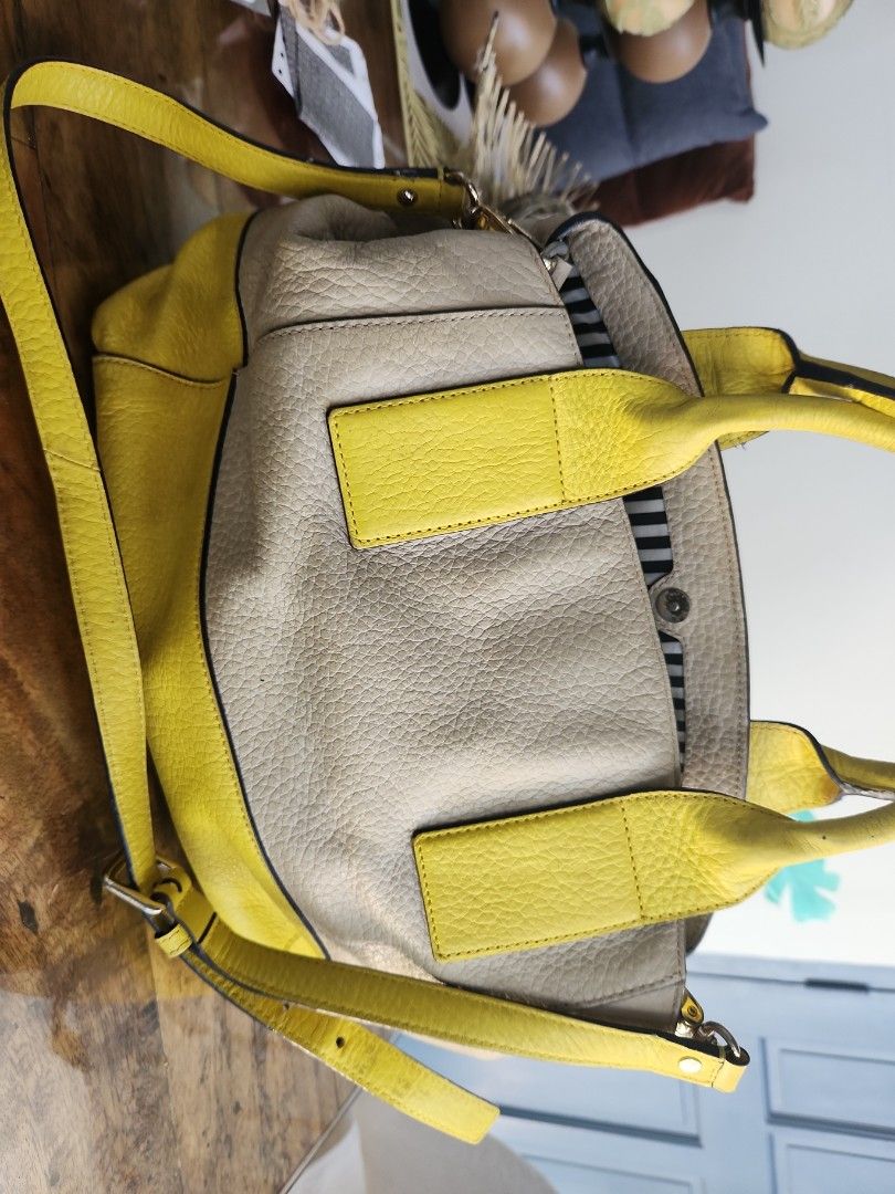 Kate spade Bag (Category: Luxury Bags & Wallets) located in Paranaque City. Submitted by passalvacion (Listing ID 1291385990, Image 3). Description: 100% Authentic Kate Spade bag.