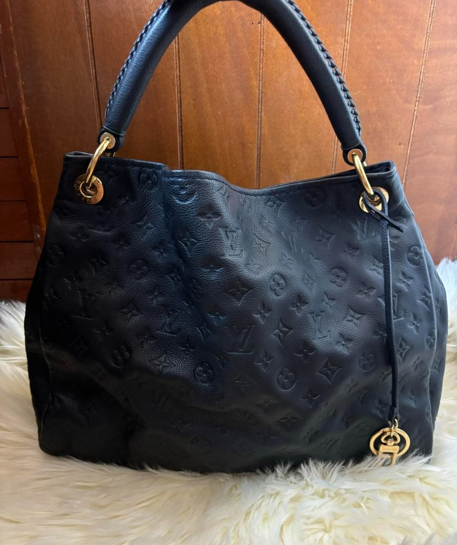 Louis Vuitton Artsy LV Empreinte (Category: Luxury Bags & Wallets) located in Paranaque City. Submitted by jentree (Listing ID 1291434766, Image 3). Description: Rank A No flaws Great roomy bag Authentic or money back .