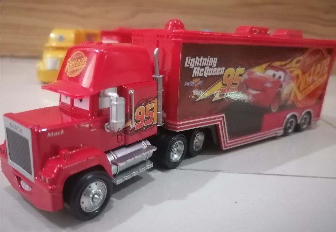 Disney cars 3 lightning mcqueen cars 3 mack hot sale truck hauler carry case transportation disney pixar cars