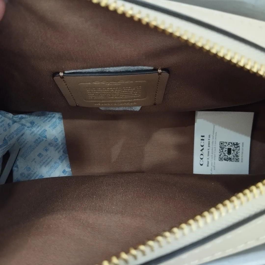 💯ORIGINAL COACH DARCIE CARRYALL LIGHT KHAKI MULTI (Category: Luxury Bags & Wallets) located in Quezon City. Submitted by ashongsstore (Listing ID 1291376734, Image 3). Description: 🐎C0AÇH COLLECTION 🐎 🇵🇭ONHAND🇵🇭 Mini Darcie Carryall IM/Light Khaki Multi ‼️Please look at our pictures as that is exactly what you are purchasing‼️ 💯GUARANTEED ORIGINAL AND AUTHENTIC or TRIPLE YOUR MONEY BACK! Not REPLICA, OEM, TOP GRADE QUALITY, AUTHENTIC QUAL