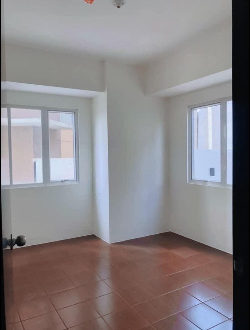 Pioneer woodlands Pioneer St. Edsa Corner Mandaluyong City physically