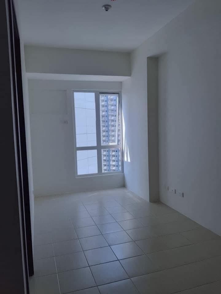 Pioneer woodlands Pioneer St. Edsa Corner Mandaluyong City physically