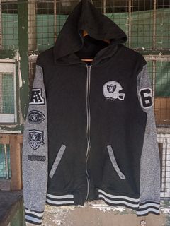 Raiders Varsity Hoodie Jacket
22 x 27 Medium on tag 
Embroid Patch
Very good condition 
Issue puller Ng zipper
1k plus sf