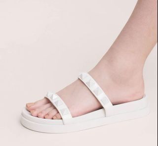 Rockstud White Flat Sandals in Size 8