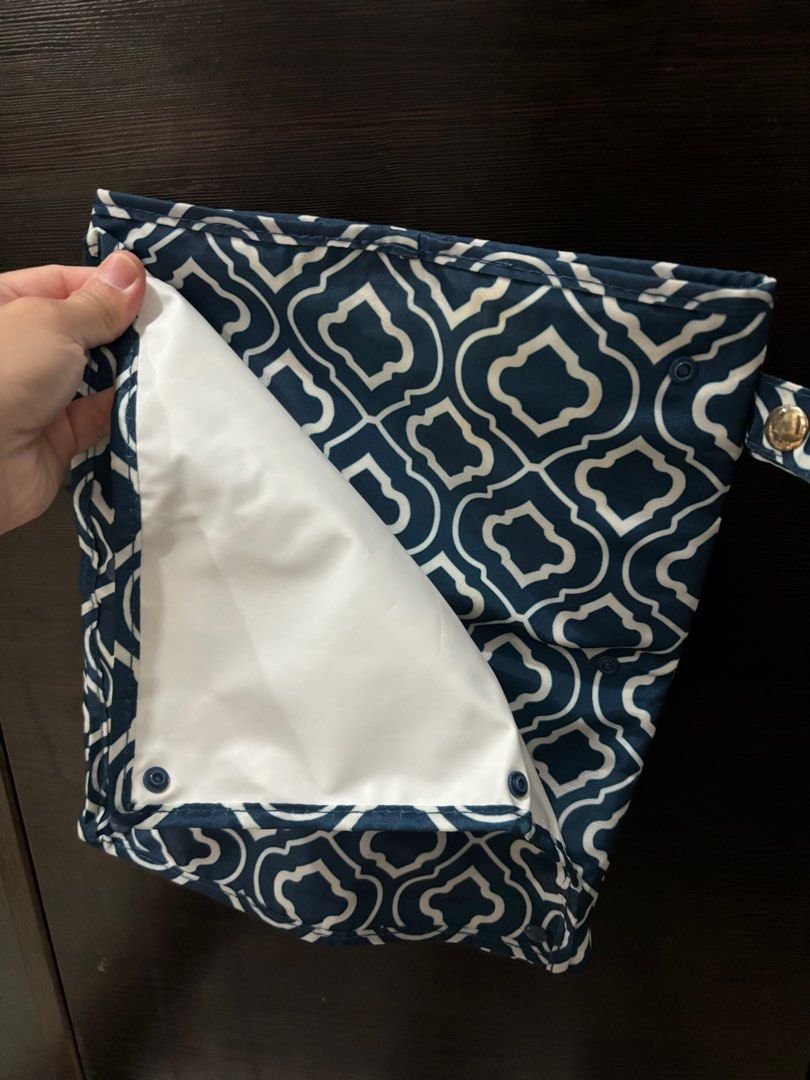Sarah Wells Pumparoo (wet dry bag) (Category: Maternity Care) located in Manila. Submitted by hflores_23 (Listing ID 1291414848, Image 3). Description: Very good condition. Super helpful companion on your breast pumping journey at work or anywhere on-the-go. Brand new price 2k plus. Very attractive design, nakakahappy habang nagpapump. The detachable mat is useful too, para sure na malinis ang collected milk. Washable and madali matuyo. Foldable 