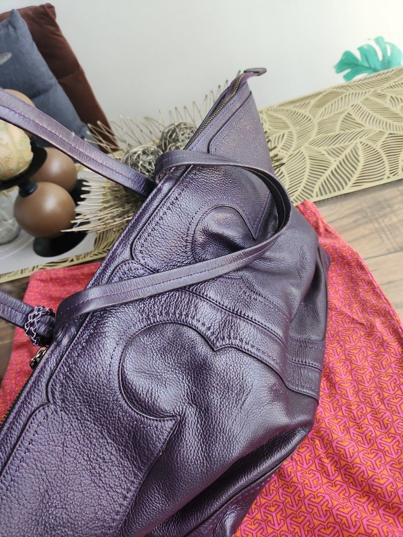 Tory hobo bag (Category: Luxury Bags & Wallets) located in Paranaque City. Submitted by passalvacion (Listing ID 1291382159, Image 3). Description: 100% Guaranteed authentic store bought in Australia 2019.