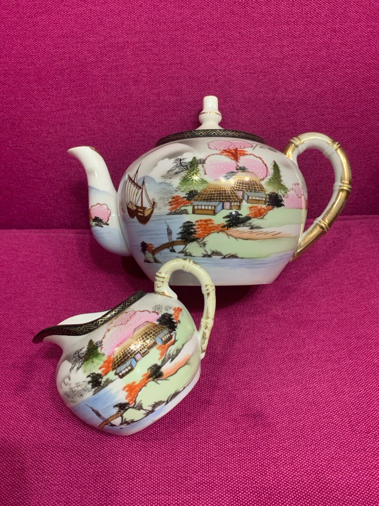 Vintage Teapot and Milk Jug Set, Hobbies & Toys, Collectibles