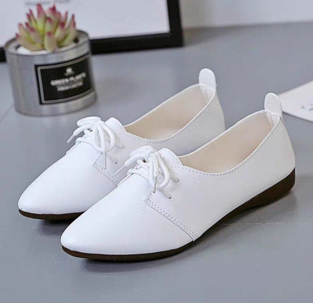 Flat shoes white colour online