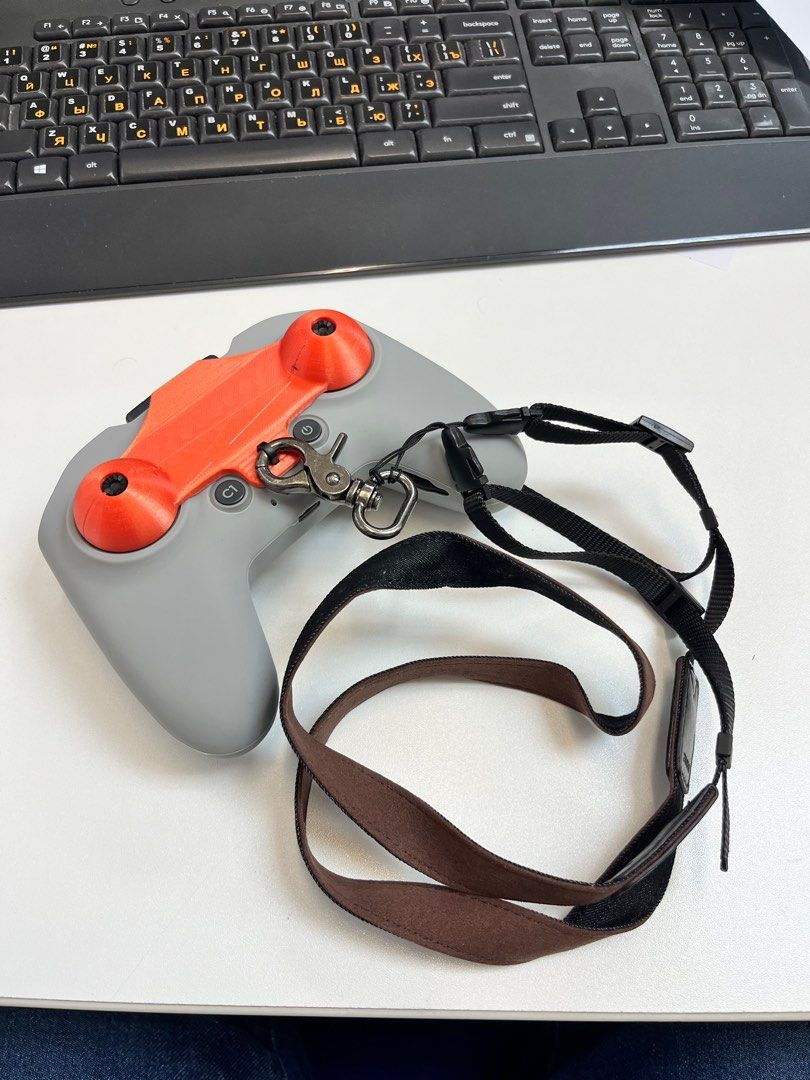 DJI Controller 2 （分類：航拍）位於 Hong Kong。 由 yarkiy 提交（商品編號 1291564979，圖片 2）。簡介： Like new condition. Used about 5-7 times. Comes with strap, stick protection and skin cover.。