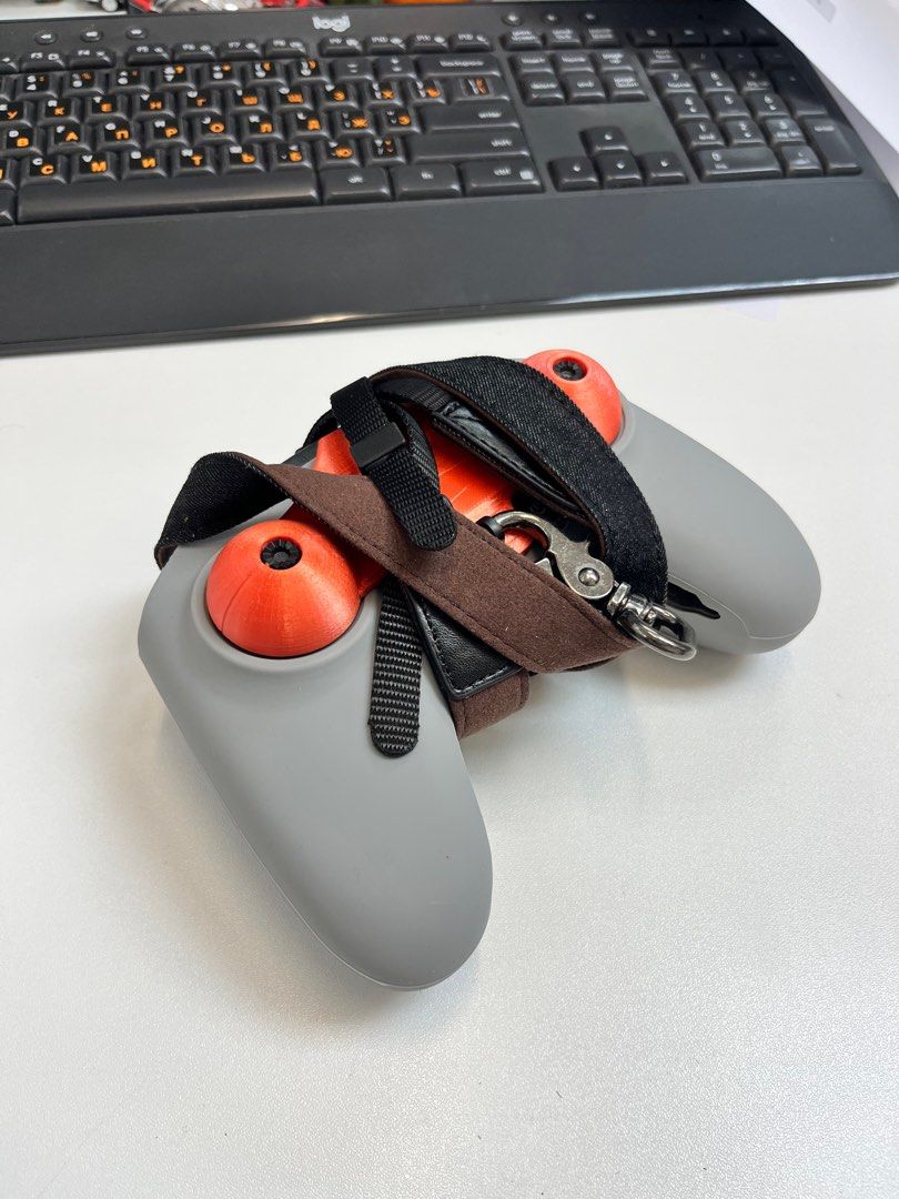 DJI Controller 2 （分類：航拍）位於 Hong Kong。 由 yarkiy 提交（商品編號 1291564979，圖片 3）。簡介： Like new condition. Used about 5-7 times. Comes with strap, stick protection and skin cover.。