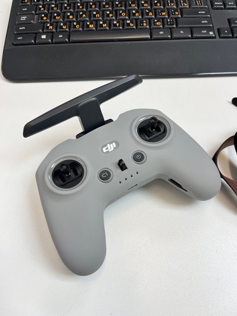 DJI Controller 2 （分類：航拍）位於 Hong Kong。 由 yarkiy 提交（商品編號 1291564979，圖片 1）。簡介： Like new condition. Used about 5-7 times. Comes with strap, stick protection and skin cover.。
