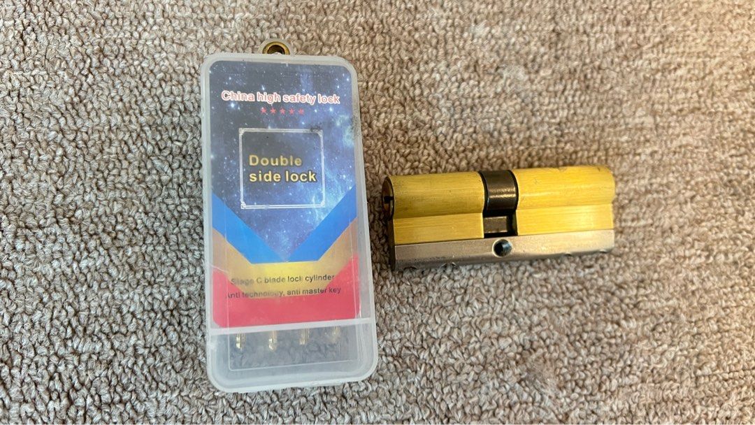 Double side lock (Category: Locks, Doors & Gates) located in Kajang. Submitted by cchlovesclothes (Listing ID 1291604477, Image 1). Description: -high safety -99% new(use for testing only) -easy to install .