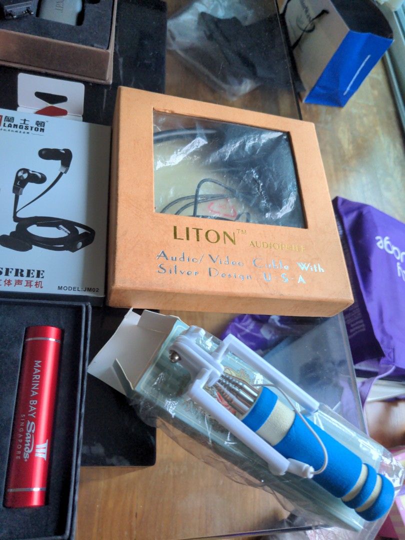 Earsets Bundle (Category: Earphones) located in Singapore. Submitted by flower8282 (Listing ID 1291630840, Image 5). Description: Brand new. prefer selling as a set.