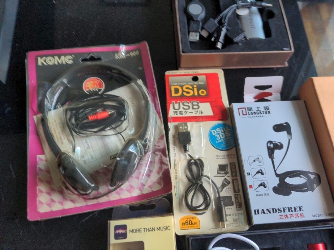 Earsets Bundle (Category: Earphones) located in Singapore. Submitted by flower8282 (Listing ID 1291630840, Image 3). Description: Brand new. prefer selling as a set.