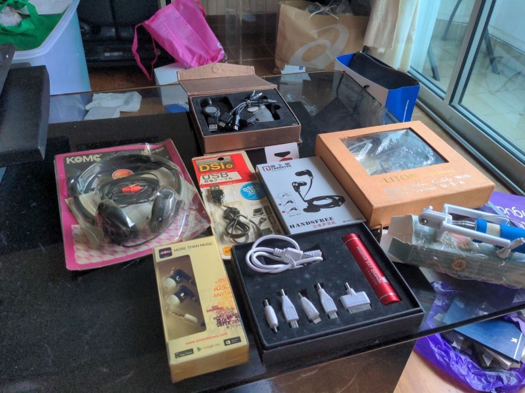 Earsets Bundle (Category: Earphones) located in Singapore. Submitted by flower8282 (Listing ID 1291630840, Image 1). Description: Brand new. prefer selling as a set.