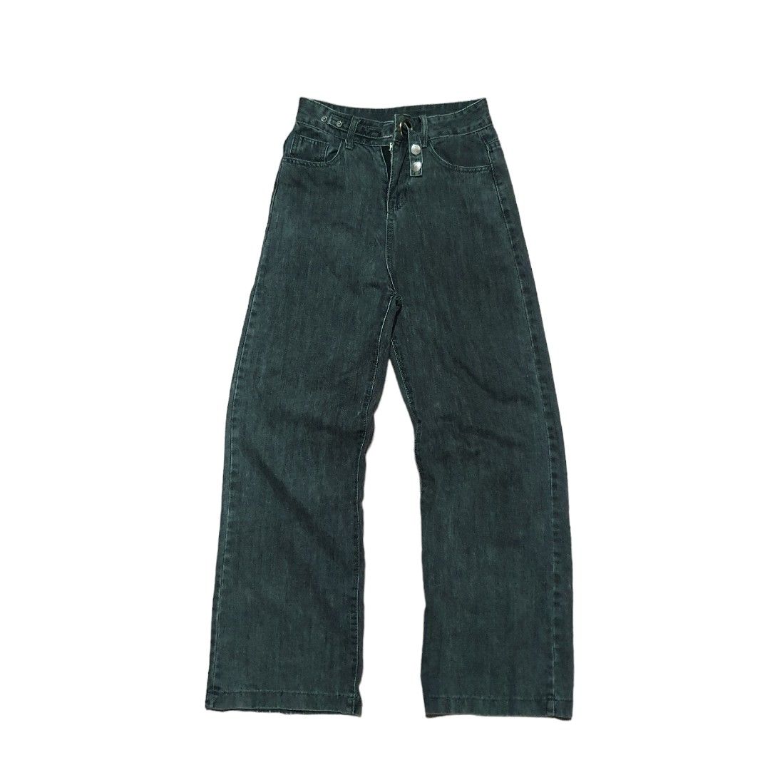 Grey Wash Straight/Baggy Jeans (Category: Jeans) located in Caloocan City. Submitted by 444_k (Listing ID 1291590879, Image 2). Description: f•💥 Grey Wash Straight/Baggy Jeans 》Waist: 26 Inches 》Length: 40 inches 》Leg Opening: 10inches (last pic) 🔅Location: South Caloocan 🌐Shipping fee: +45 for Luzon +75 for Visayas +90 Mindanao J&T Shipping.