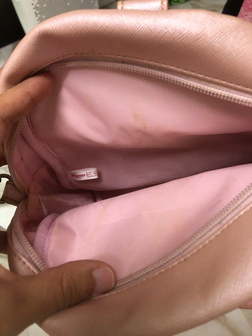 hello kitty beg (Category: Cross-body Bags) located in Selayang. Submitted by fajreen1612 (Listing ID 1291683321, Image 3). Description: sanrio brand can see details on my IG asyreenofficial .