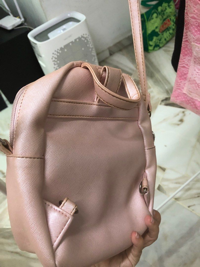 hello kitty beg (Category: Cross-body Bags) located in Selayang. Submitted by fajreen1612 (Listing ID 1291683321, Image 2). Description: sanrio brand can see details on my IG asyreenofficial .
