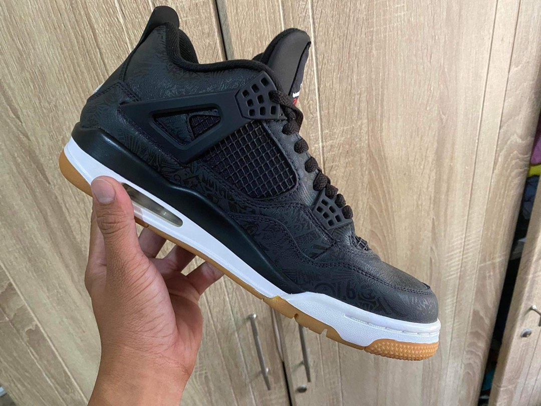 Jordan 4 black hotsell gum on feet