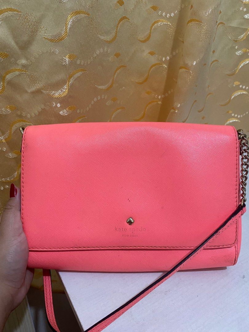 Kate Spade Chain-Link Saffiano Leather Shoulder Bag (Category: Luxury Bags & Wallets) located in Valenzuela. Submitted by joygarse (Listing ID 1291685325, Image 1). Description: • Bought from USA 🇺🇸 • Has visible signs of usage but only needs some cleaning SLIGHTLY NEGOTIABLE Mode of Payment: GCASH.