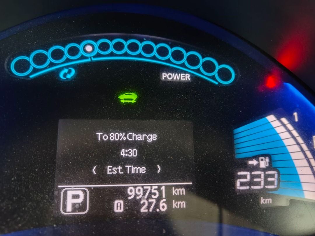 日産電動車更換動能電池, Nissan Leaf EV battery replacement service （分類：電子配件）位於 Hong Kong。 由 r32190 提交（商品編號 1291553825，圖片 3）。簡介： 更換40-64KWh 電池 (CATL寧德時代)。連工包料。新界區多個合作點更換。保養三個月/一年，有全新/二手電池可選，價錢4萬8-7萬3千. 寧德時代 在 2023 全球市佔36.9%. 而且面向夥伴。比第二位BYD高出很多，且BYD自用為主，考驗是在不同檔次。 更換後，只要大部份時間維持在50-80%容量, 100k 公里使用, 衰減至70~80% 容量，在很多報告已證實可能。 舊leaf 換電池後，有條件港車北上。在相宜地方翻新後，不追求高級功能, 以leaf的全球良好紀錄，可靠度耐用度可媲美 新的電動車。 原廠電池保養， 條件比較苛刻，不容許表面任可傷痕,水漬. 且價錢昂貴。 最後一張圖 分析軟件顯示,， 換電後開了三千公里, 慢充了198次, 電