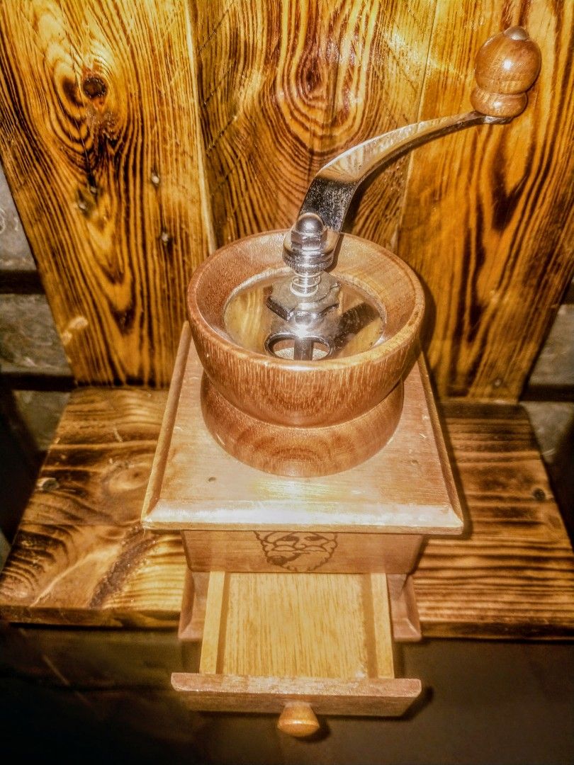 Manual Coffee grinder (Category: Coffee Machines & Makers) located in Quezon City. Submitted by dello5 (Listing ID 1291662204, Image 3). Description: Manual coffee grinder -good condition -wood & metal material -adjstable 1150php Tandang Sora QC.