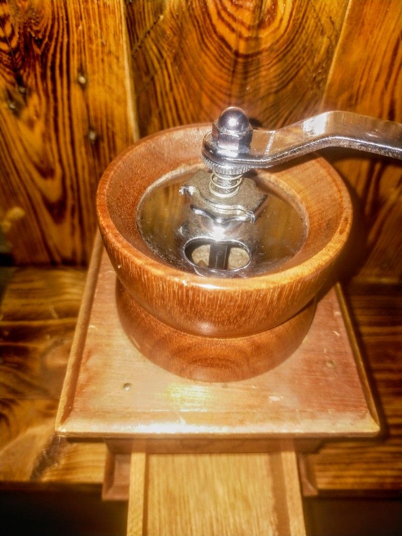 Manual Coffee grinder (Category: Coffee Machines & Makers) located in Quezon City. Submitted by dello5 (Listing ID 1291662204, Image 2). Description: Manual coffee grinder -good condition -wood & metal material -adjstable 1150php Tandang Sora QC.