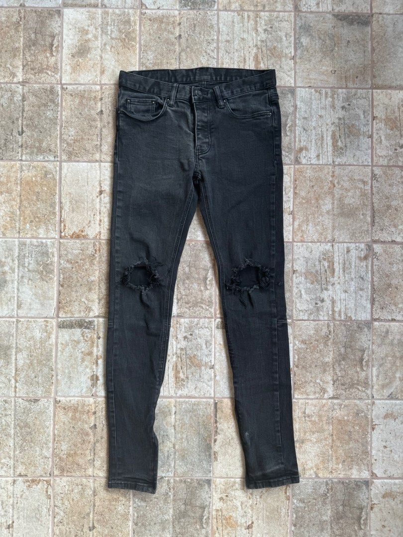 MNML Distressed Black Skinny Jeans (Category: Jeans) located in Las Pinas. Submitted by thriftedchild (Listing ID 1291681631, Image 1). Description: Waist: 31 Length: 41 Hem: 5.5 (adjustable with zippers on the ankles) Fear Of God, Zara vibes.