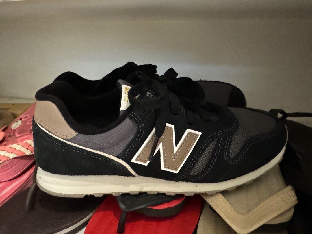 New Balance 373 (Category: Sneakers) located in Quezon City. Submitted by dacabe (Listing ID 1291694132, Image 1). Description: New Balance 373 Black and Gold Tab Used only once Complete with box and paperbag Bought in Shoe Salon, Glorietta, Makati RFS: Too many shoes Slightly negotiable for sure buyers .