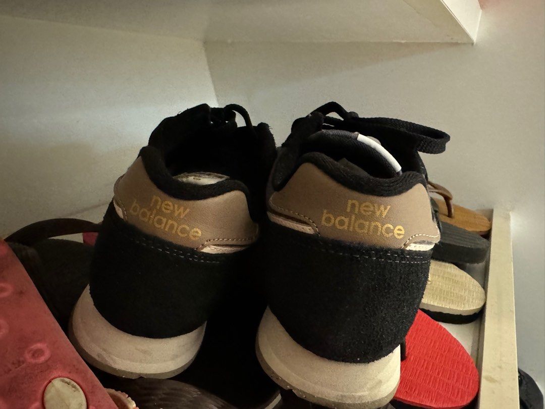 New Balance 373 (Category: Sneakers) located in Quezon City. Submitted by dacabe (Listing ID 1291694132, Image 2). Description: New Balance 373 Black and Gold Tab Used only once Complete with box and paperbag Bought in Shoe Salon, Glorietta, Makati RFS: Too many shoes Slightly negotiable for sure buyers .
