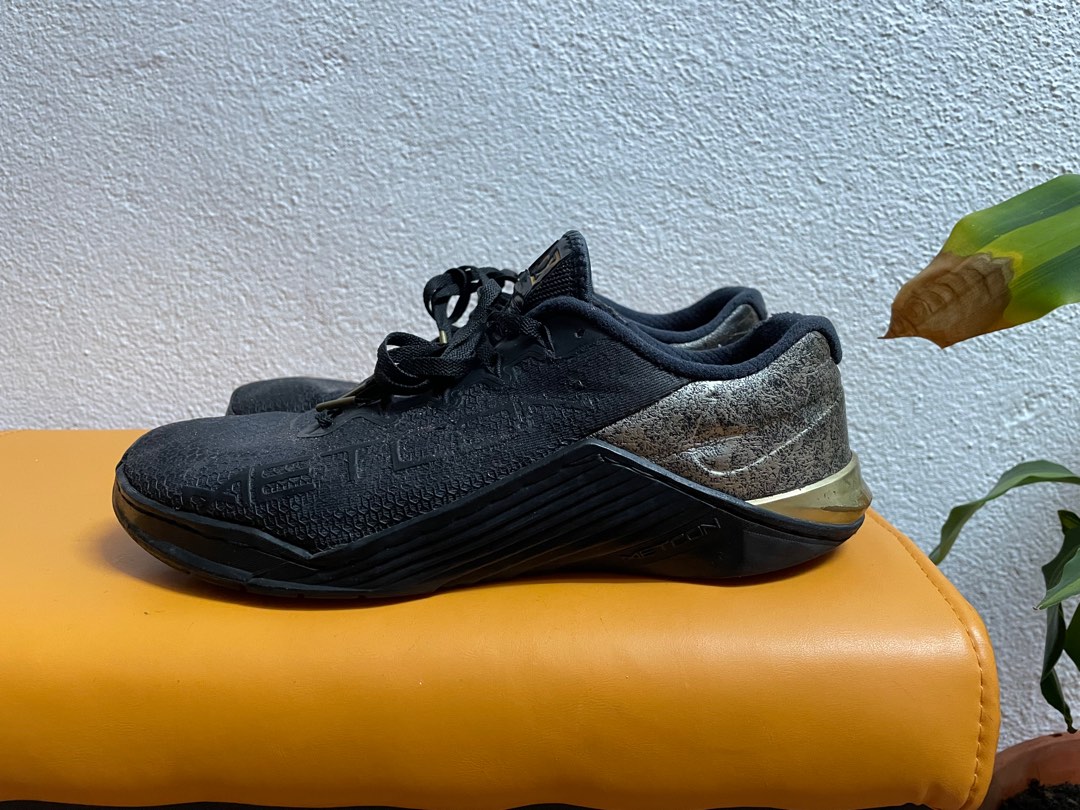 Nike metcon 5 black and gold hot sale