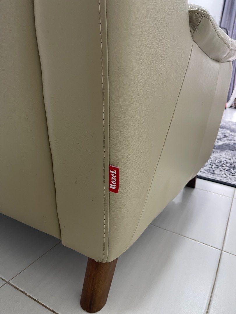 Sofas (Category: Sofas) located in Kuantan. Submitted by fakhrulamali (Listing ID 1291553069, Image 3). Description: Assalamualikum. Sofa Rozel 2+1 untuk dijual. Sofa masih empuk cantik & berkualiti tinggi. Boleh self collect di rumah Kuantan Pahang. Berminat boleh PM saya ye. 014-2976931.