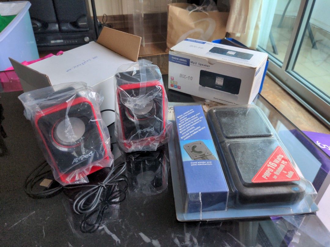 Speaker bundle (Category: Portable Music Players) located in Singapore. Submitted by flower8282 (Listing ID 1291632355, Image 1). Description: AMPed Snow Angel MP3 Speaker BX-10 SC-C37.
