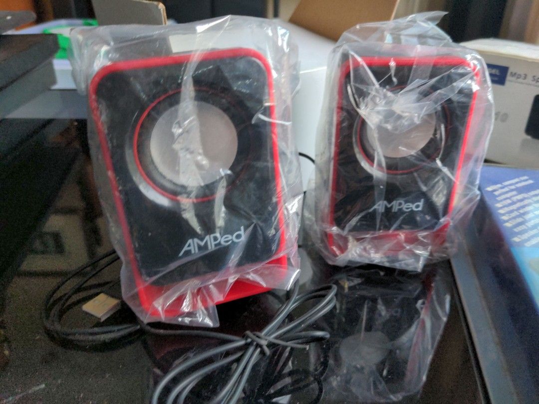 Speaker bundle (Category: Portable Music Players) located in Singapore. Submitted by flower8282 (Listing ID 1291632355, Image 2). Description: AMPed Snow Angel MP3 Speaker BX-10 SC-C37.