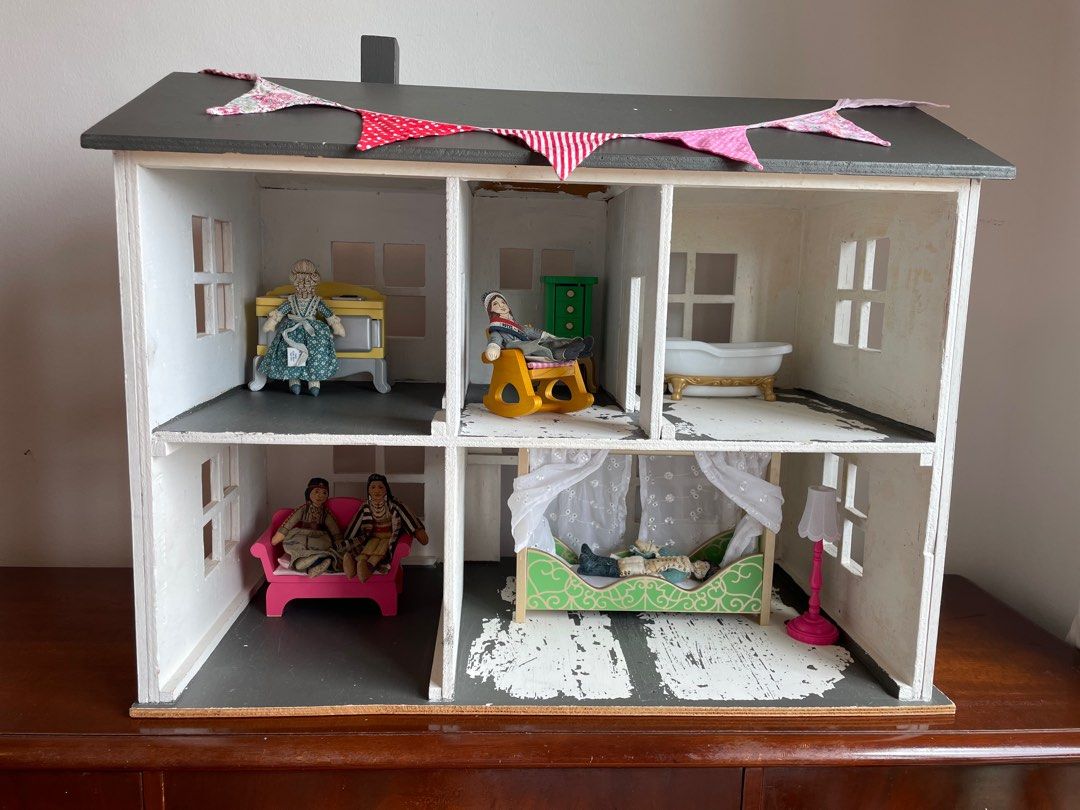 Huge dollhouse sale