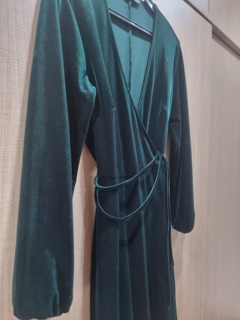 Zara Wrap Dress Green S (Category: Dresses) located in Quezon City. Submitted by kkookies (Listing ID 1291556736, Image 3). Description: Zara Wrap Dress in green velvet. Fits small or medium. Elegant and can be worn for office or parties. Never worn RFS - does not fit me.