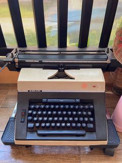 1978 Adler Universal 200 (Typewriter)