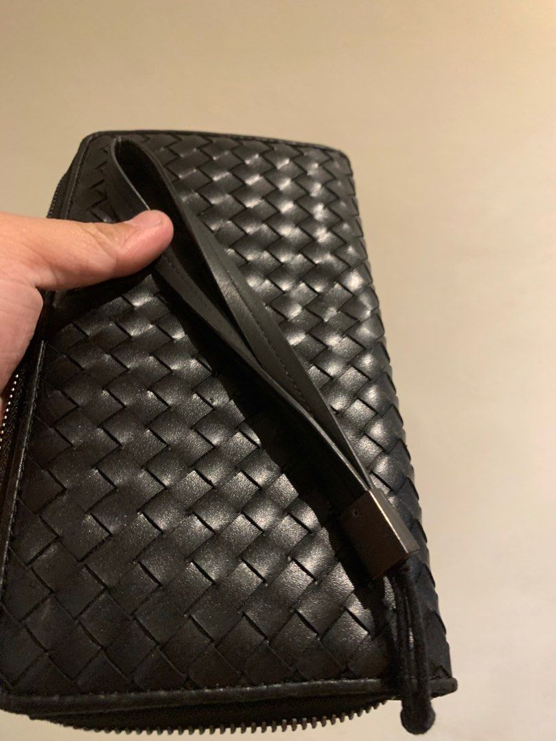 Bottega Venetta Long Wallet (Category: Luxury Bags & Wallets) located in Manila. Submitted by moneymann888 (Listing ID 1291845565, Image 3). Description: Sf Buyer Shoulder Fix Bottega Venetta Wallet Long Outside Apperance is like new Inside sign of usage but stilk presentable Authenticity is not guranteed Wallet only no others box or anything.