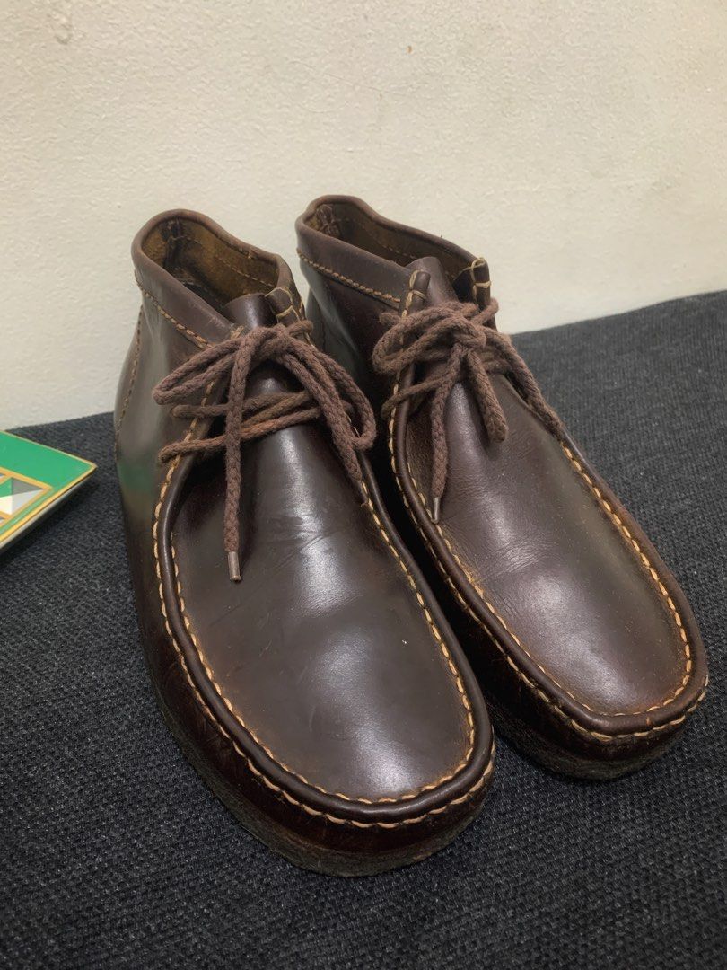 Clarks Wallabee Dark Brown size 42 42.5 Fesyen Pria Sepatu Sepatu Boot di Carousell