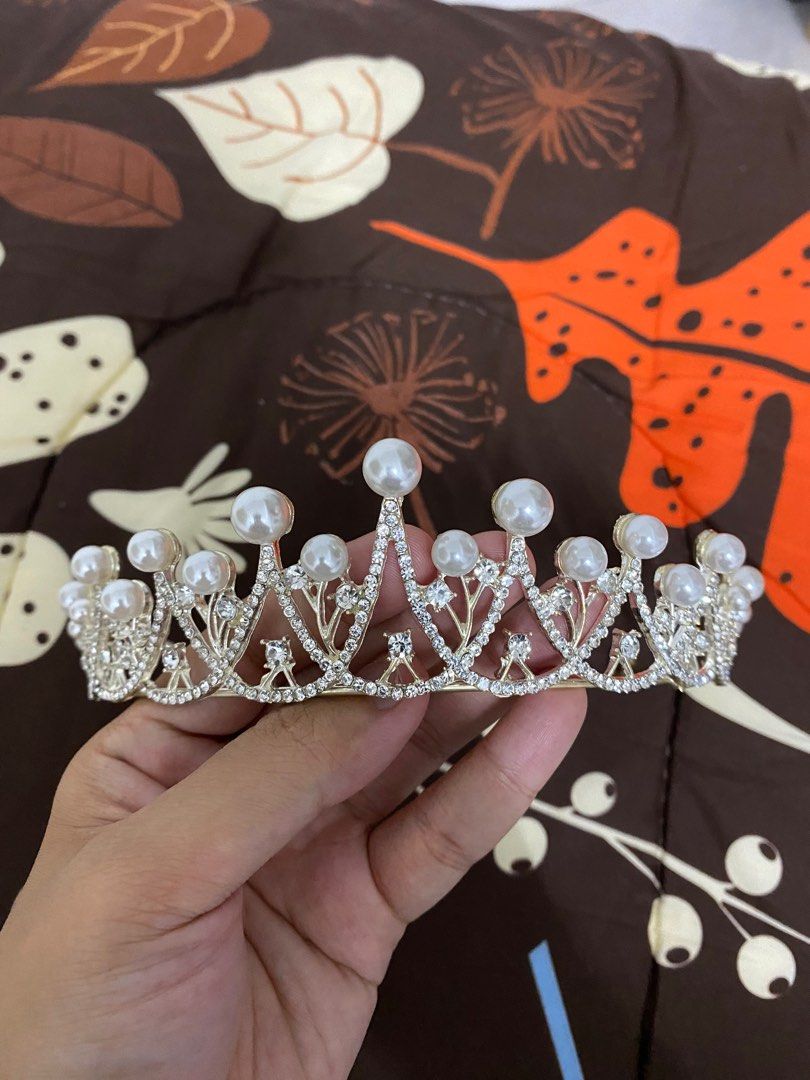 Crown for wedding (Category: Body Jewelry) located in Seri Kembangan. Submitted by minimalistbyATKH (Listing ID 1291848536, Image 1). Description: Hi girls. Im selling my wedding crown at Rm20 include postage. Fix price. Condition 100% perfect and still new. Pm for more details. Thank you 🤗.