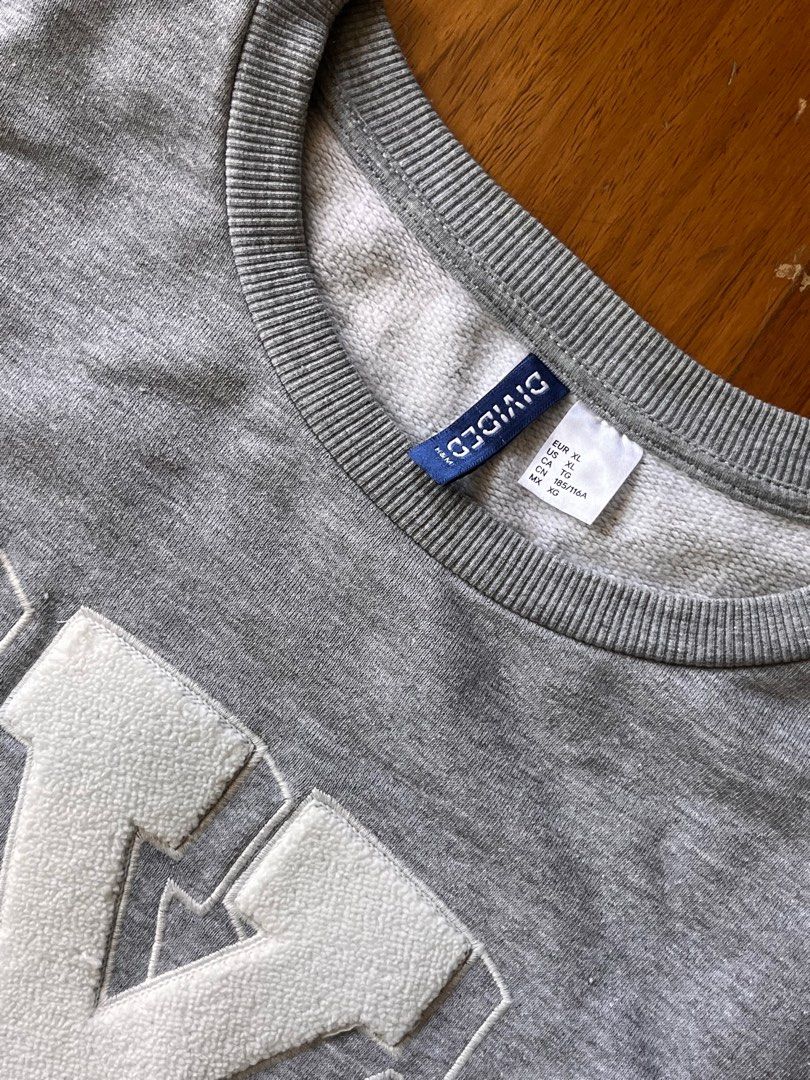 H&M Oversized Sweatshirt NYC (Category: Coats, Jackets and Outerwear) located in Muntinlupa City. Submitted by _sbstnm (Listing ID 1291840363, Image 2). Description: H&M oversized sweatshirt in gray cotton with NYC embroidery Tag size: XL Actual measurements (inches, laid flat) Width: 26 Length: 28 MOP: Gcash or BPI transfer only Shipping: Lalamove, GrabExpress, J&T Express parcel (fees to be shouldered by buyer).