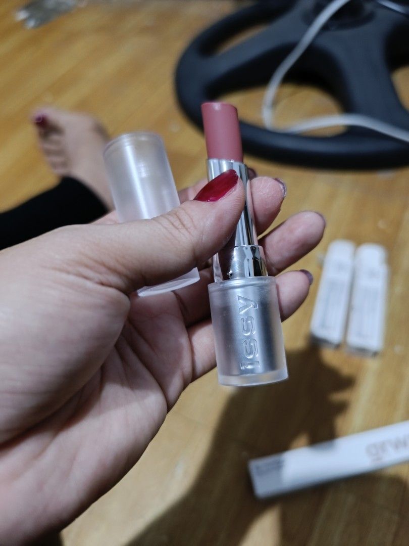 Issy Solar Balm and GRWN lip liner (Category: Makeup) located in Quezon City. Submitted by jdcaranguian (Listing ID 1291877917, Image 3). Description: all almost new!! swatch lang !! im really not into this products. gift lang po sakin. sayang po. house wife lng dn po kasi ako wala ko paggagamitan. liptint lang sapat na talaga ko. 😅 Issy Balm Natural SPF 30PA++ (Melodrama) GRWM Lip Liner - Ann ganda ng shade. for bundle na po ito! kakabili lang 