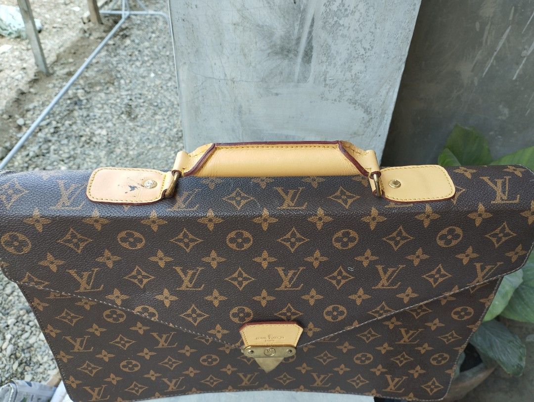 Louis Vuitton (Category: Luxury Bags & Wallets) located in Manila. Submitted by mariuspabl24177 (Listing ID 1291825802, Image 1). Description: ✔️ Original Louis Vuitton Monogram Canvas Serviette Conseiller Business Briefcase Feel free to authenticate True leather po yan. Rfs: Di nagagamit ni mama, Galing United Arab Emirates po yan Made in France ung bag. Not sure sa price pero nasa around 30k-60k presyo nya. Location mayapyap norte Cabanatuan ci