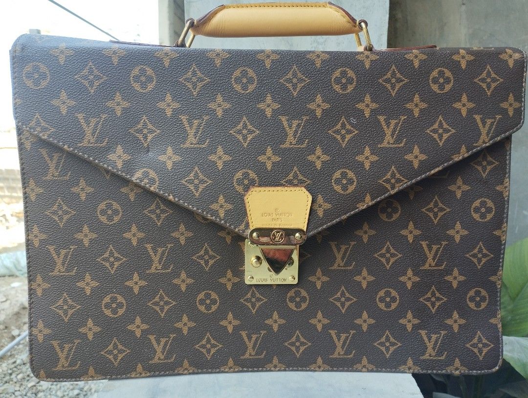 Louis Vuitton (Category: Luxury Bags & Wallets) located in Manila. Submitted by mariuspabl24177 (Listing ID 1291825802, Image 2). Description: ✔️ Original Louis Vuitton Monogram Canvas Serviette Conseiller Business Briefcase Feel free to authenticate True leather po yan. Rfs: Di nagagamit ni mama, Galing United Arab Emirates po yan Made in France ung bag. Not sure sa price pero nasa around 30k-60k presyo nya. Location mayapyap norte Cabanatuan ci