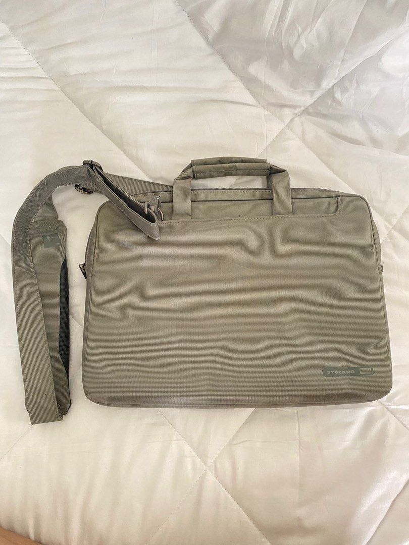 MacBook Pro 2011 (Category: Laptops & Notebooks) located in Manila. Submitted by findanything. (Listing ID 1291732221, Image 3). Description: MacBook Pro Mabilis po sya and no issue beside sa mga scratch because of the usage. Ksama na sa inclusion ung bag nya at charger :) .